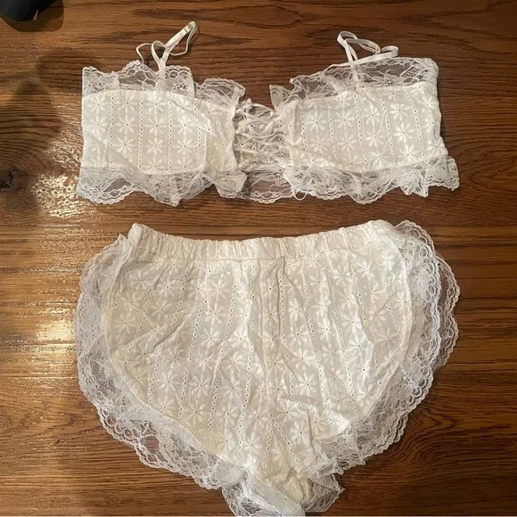 Lacey white shorts set - Picture 2 of 3